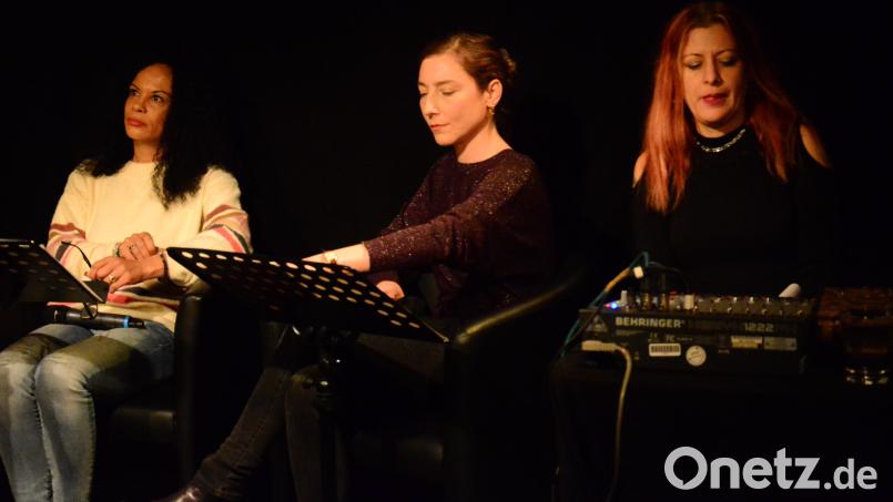 Drei Schauspielerinnen stellen Gewaltmomente an Frauen nach. Bild: Kunz