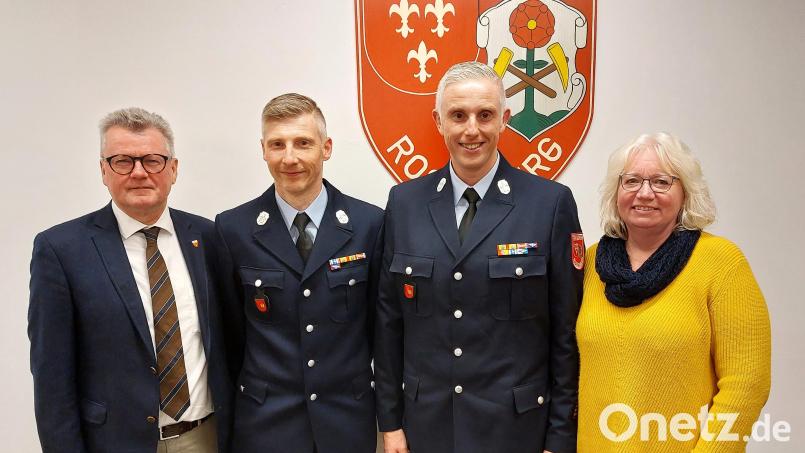 Bürgermeister Michael Göth mit dem neuen Führungsduo der Feuerwehr Rosenberg., Kommandant Florian Kaufmann und dessen Stellvertreter Frank Schloß, sowie Hauptamtsleiterin Gabriele Wagemann (von links). Bild: mfh