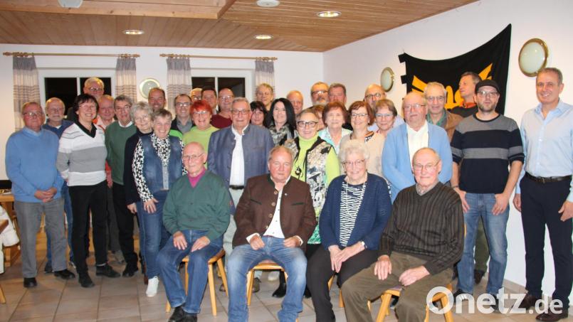 32 Mitglieder und 4 ausgeschiedene Vorstandsmitglieder ehrte Vorsitzender Achim Neupert (rechts) beim Ehrenabend der DJK für 25, 40, 50, 60 und 70 Jahre Treue zum Verein. Bild: prh