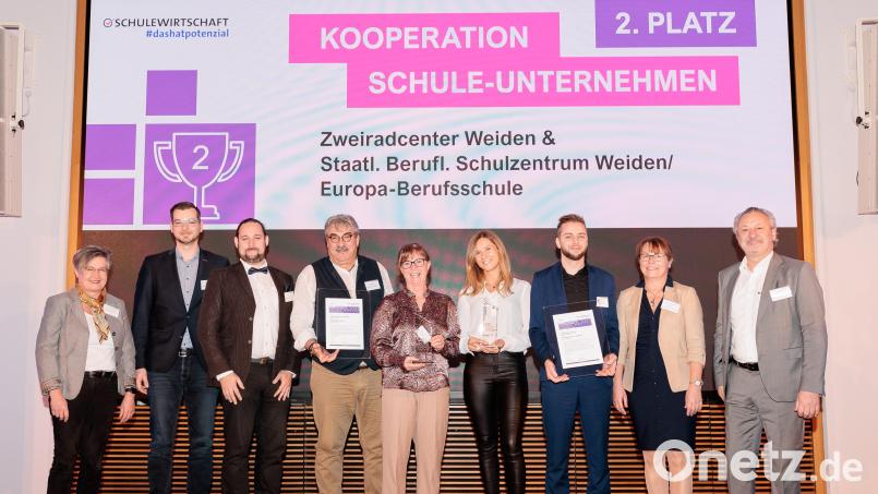 Die Vertreter von Schulewirtschaft, der Europaberufsschule Weiden sowie vom Zweiradcenter Weiden freuen sich gemeinsam über den Preis. Bild: SCHULEWIRTSCHAFT Deutschland/William Veder/exb