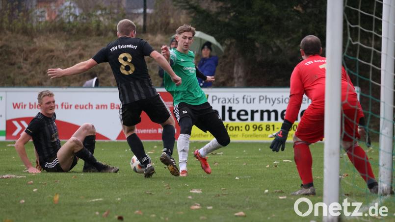Der Reuther Sandor Balogh (grünes Trikot) läuft sich der Erbendorfer Abwehr fest. Der TSV Reuth kassierte im Steinwald-Derby gegen den TSV Erbendorf eine bittere 1:2-Heimniederlage. Bild: Dieter Jäschke