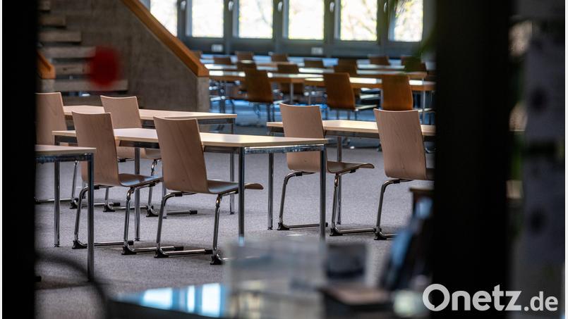 Leere Stühle an der Universität Regensburg: An Bayerns Universitäten und OTH&#039;s wird aktuell gestreikt. Symbolbild: Armin Weigel/dpa