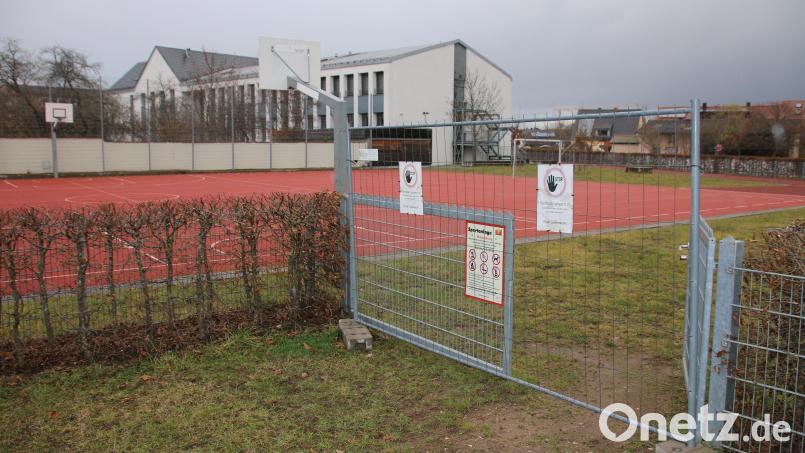 Seit Sommer ist der Schulsportplatz für die Öffentlichkeit gesperrt. Bürgermeister Edgar Knobloch erklärt in der Bürgerversammlung, ihn wieder öffnen zu wollen. Bild: sne