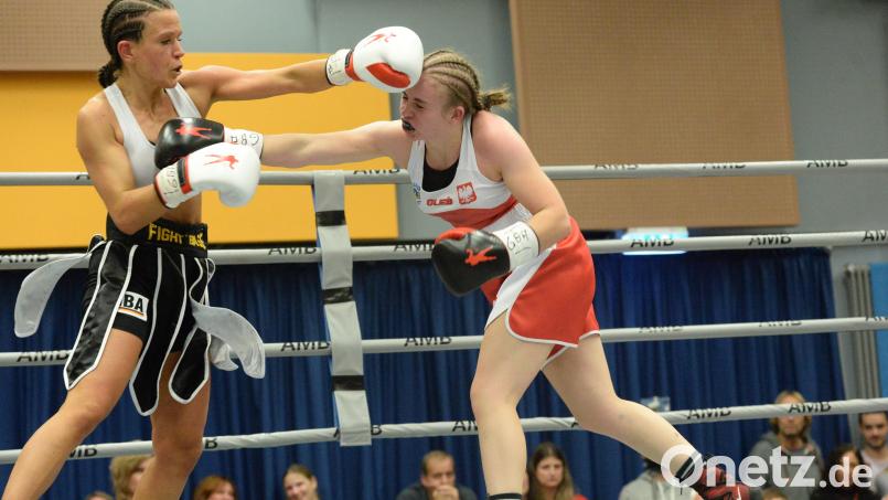 Im einzigen Profikampf des Tages standen sich Farina „The Rock“ Römling (links) und Angelika Oles gegenüber. Bild: Andreas Brückmann