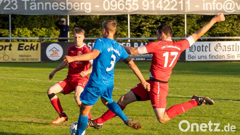 Der TSV Tännesberg (rote Trikots) mischt im Aufstiegskampf mit. Der TSV gewann das einzige Kreisliga-Spiel am Wochenende gegen die SG Silbersee. Bild: Günter Uschold