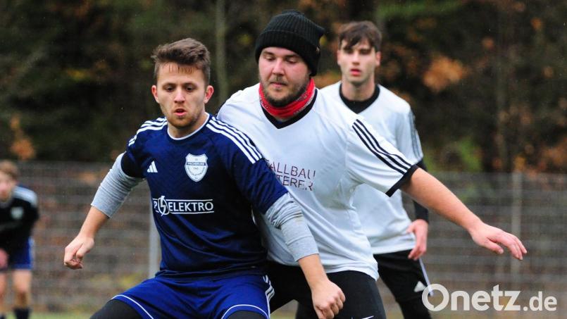 Auf dem Kunstrasenplatz in Steinmühle besiegte der SV Pechbrunn den ATSV Tirschenreuth in der Kreisklasse Stiftland mit 3:1. Timo Hankl (links im Duell mit Florian Riedl) traf zum zwischenzeitlichen 2:1-Führungstreffer. Bild: Thomas Schrems