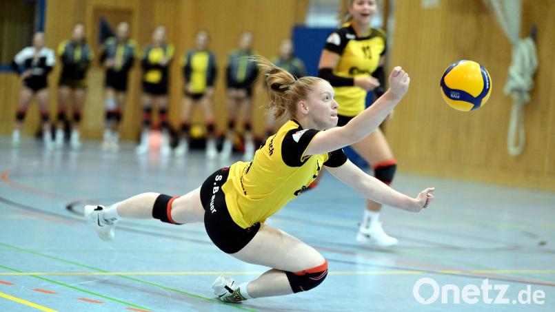 Mit großem Einsatz versucht Lisa Kölbel vom SV Hahnbach in dieser Szene, einen Schmetterschlag des TSV Ansbach noch im Spiel zu halten. Die Gstgeberinnen verloren aber am Ende mit 1.3. Bild: Hubert Ziegler