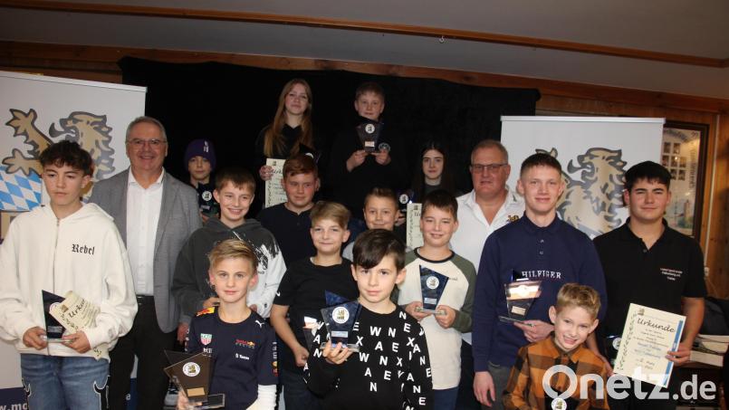 Die diesjährigen Bezirksmeister im Kartsport mit dem Vizepräsidenten Sport im Bayerischen Motorsportverband, Michael Bayer &gt;(2von links) und BMV-Bezirksvorsitzendem Michael Sollfrank (3. von rechts, weißes Hemd). Bild: kro