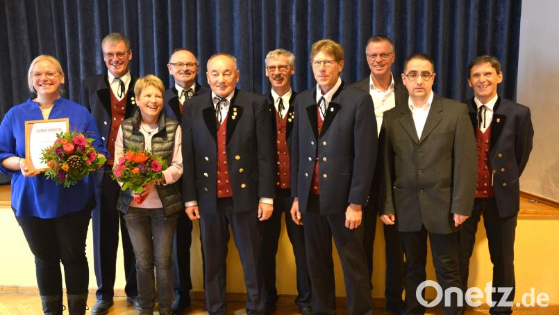 Der Männerchor Ehenfeld ehrt Mitglieder für ihre Treue (von links): Chorleiterin Saskia Krügelstein, Zweiter Vorsitzender Sepp Falk, Sibylla Kustner, Jo Meier, Bernhard Kustner, Vorsitzender Wolfgang Falk, Jürgen Köper, Bürgermeister Hermann Falk, Christian Fink, der Geschäftsführer der Sängergruppe Amberg, und Fritz Dietl. Bild: fdl