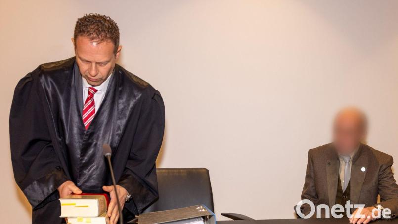 Der angeklagte Jäger (r) und sein Anwalt Oliver Heinekamp nehmen im Sitzungssaal Platz. Bild: Heiko Becker/dpa