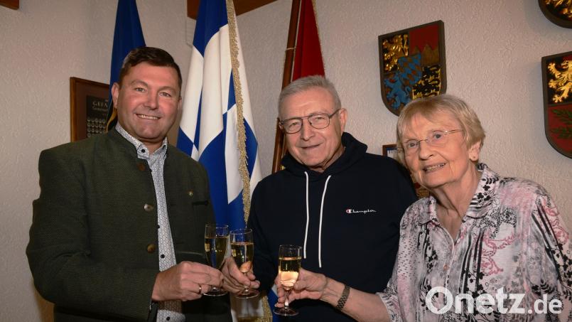 Bürgermeister Rainer Rewitzer gratuliert seinem ehemaligen Stadtrat und Zahnarzt Dr. Peter Trstan zum 80. Geburtstag, und stößt auch mit Martha Trstan auf die weitere Zukunft des Jubilars an. Bild: bey