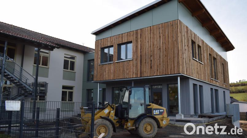 Mit Beginn des neuen Schuljahres sind die ersten Vorschulkinder in den neuen Erweiterungsbau des Landkinderhauses eingezogen. Die Außenanlagen werden derzeit hergerichtet. Bild: bnr