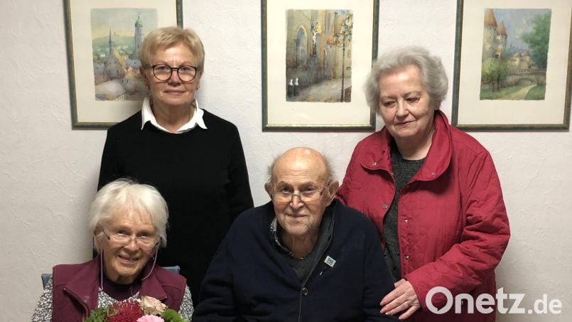 Marianne Gradl und Marianne Kies-Baldasty (hinten, von links) kommen zum Gratulieren: Sigismund Lang ist 75 Jahre beim VdK dabei. Seine Frau Brigitte freut sich mit ihm Bild: gri