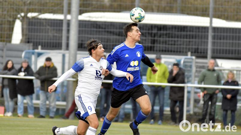In Raigering wurde gespielt: Simon Strehl (rechts) vom FC Edelsfeld ist in dieser Szene per Kopf eher am Ball als der zweifache Raigeringer Torschütze Timo Rubenbauer. Bild: Hubert Ziegler