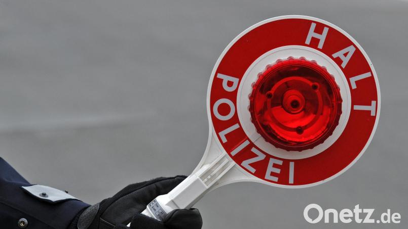 Bundespolizisten kontrollierten einen Trucker, der nun eine Ersatzfreiheitsstrafe von 40 Tagen verbüßen muss. Symbolbild: Matthias Hiekel/dpa