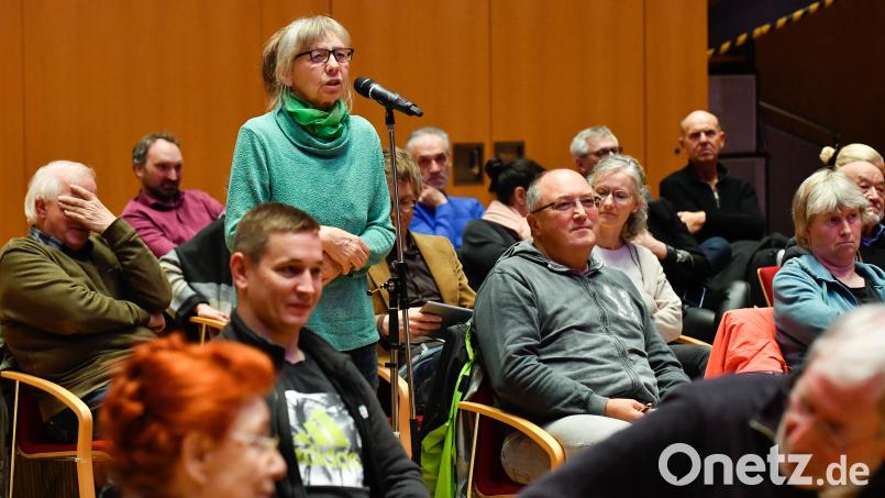 Bei der Bürgerversammlung der Stadt Amberg im ACC trugen die Antragsteller ihre Anregungen vor. Am Mikrofon: Eva Maria Fleischmann. Bild: Petra Hartl