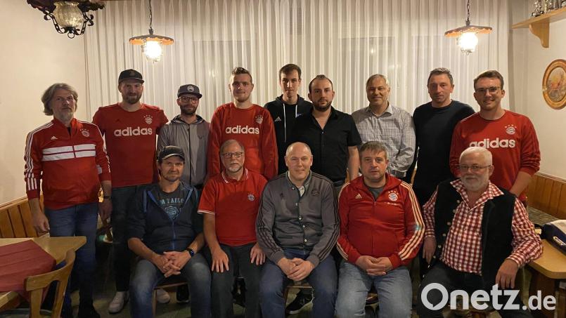 Der neu gewählte Vorstand des FCB-Fanclub „Stiftland Bazis“ mit (stehend, von links) Michael Helgert, Christoph Mayer, Matthias Rübl, Lukas Strickner, Michael Preisinger, Kassier Andreas Schuller, Jürgen Preisinger, Tobias Schedl, Moritz Härtl sowie (sitzend, von links) Rainer Löw, Wolfgang Schön, Vorsitzender Markus Preisinger, Zweiter Vorsitzender Georg Strickner und Ernst Krapfl. Bild: FC Bayern Fanclub Schönkirch/exb