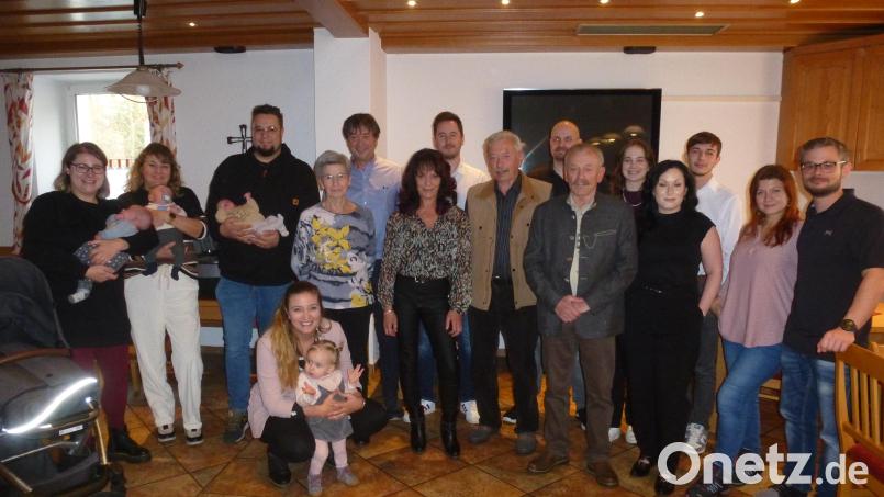 Vier Generationen waren zum 85.Geburtstag von Albert Koppmann (Mitte) vereint. Auch die Drillinge fühlten sich unter den sechs Urenkeln pudelwohl. Bild: bk