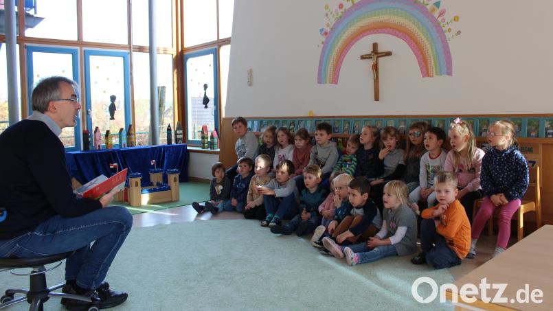 Auf Wunsch der Kinder las Pfarrer Martin Besold den Buben und Mädchen des Kindergartens St. Elisabeth aus einem Buch vor. Bild: Kindergarten St. Elisabeth/exb