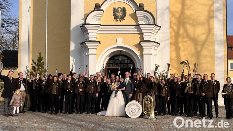Die Musikanten der Musikkapelle Schwarzenfeld lassen "ihr Brautpaar" nach der Trauung hochleben. Bild: Bäumler/exb