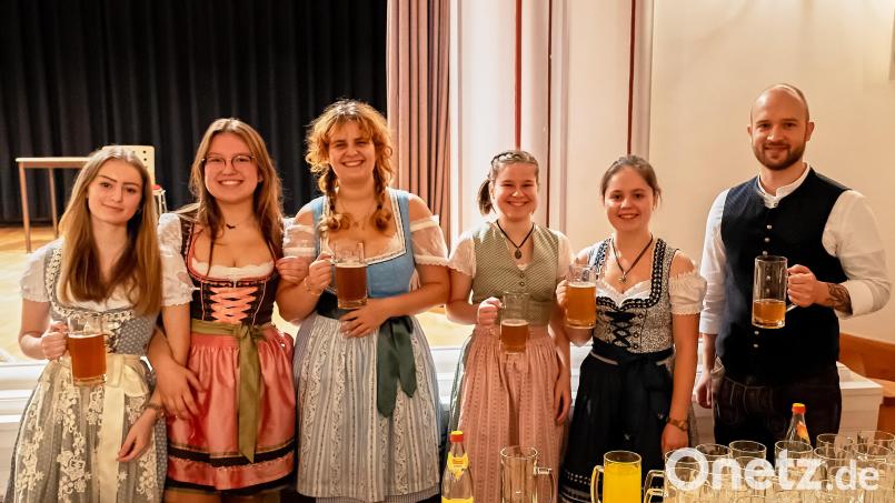 Die Schülerinnen des P-Seminars &quot;Klosterbier&quot; beim Ausschank: Emilia Bauer (von links), Lilly Zagel, Jasmin Herz, Franziska Ascherl, Michaela Kölbl und Kursleiter Felix Keilwerth. Bild: DJDS AMBERG/Hendrik Rosenboem
