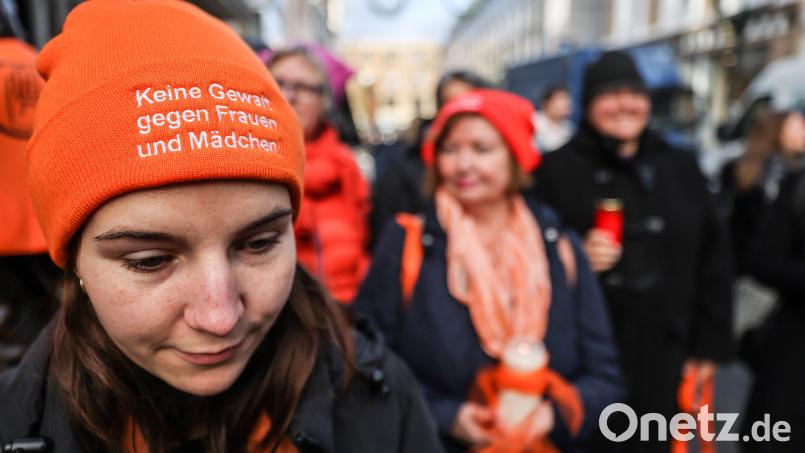 Eine Frau trägt zum &quot;Orange Day&quot; eine Mütze mit der Aufschrift &quot;Keine Gewalt gegen Frauen und Mädchen&quot;. Ab 7. November will das Frauenforum Weiden-Neustadt zwei Wochen lang auf Gewalt an Frauen aufmerksam machen. Symbolbild: Oliver Berg/dpa
