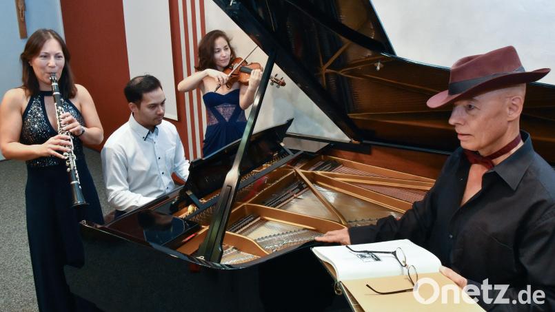 Im Konzertsaal der Staatlichen Berufsschule in Sulzbach-Rosenberg setzen das Trio Schmuck und Gerald Friese Igor Strawinskys &quot;Geschichte vom Soldaten&quot; in Szene. Bild: Stephan Huber