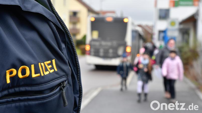 Die Sulzbach-Rosenberger Polizei zeigt an der Pestalozzi-Grundschule Präsenz. Bild: Petra Hartl