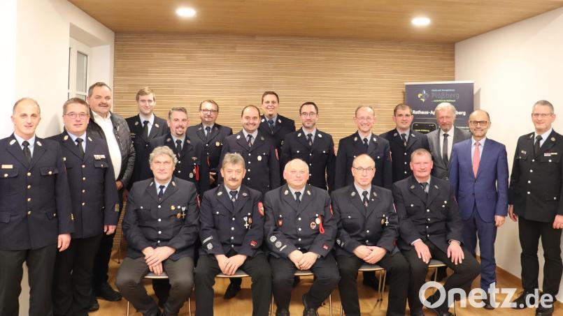 Kreisbrandinspektor Klaus Schicker, Kreisbrandrat Stefan Gleißner, Bärnaus Zweiter Bürgermeister Michael Schedl (von links) sowie Kreisbrandmeister Helmut Czepa, Stellvertretender Landrat Alfred Scheidler und Plößbergs Bürgermeister Lothar Müller (von rechts) bedankten sich bei den Feuerwehrleuten für ihren jahrzehntelangen Dienst. Bild: flt