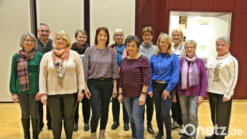 Die neu gewählte Vorstandschaft des Frauenbundes mit Pfarrer Hannes Lorenz (Zweiter von links), Vorsitzende Christa Schlagenhaufer (Sechste von rechts), Schriftführerin Maria Six (Dritte von links), Kassenführerin Helga Sebald (Fünfte von links) zusammen mit den acht Beisitzerinnen. (Nicht im Bild: stellvertretende Vorsitzende Petra Eckl, Kassenprüferinnen Gerlinde Weber und Hermine Bergmann) Bild: Ferstl/exb