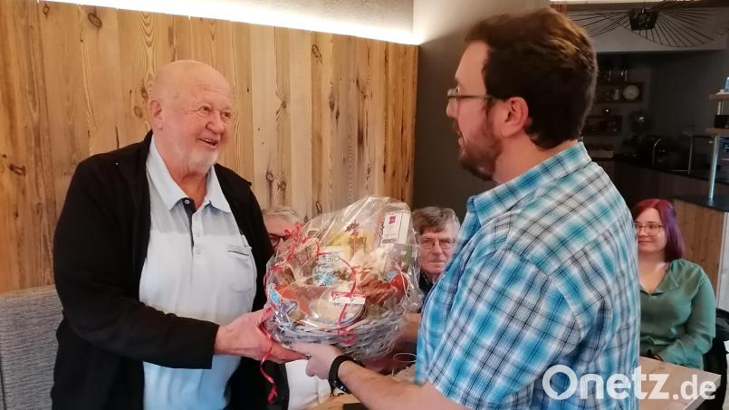 Vorsitzender Manuel Winkler verabschiedet Hans-Werner Habel (links) mit einem Geschenk. Bild: Eckl-Binder/exb