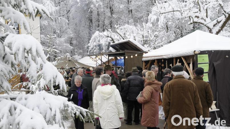Der Forstliche Weihnachtsmarkt auf dem Mariahilfberg in Amberg ist ein Geheimtipp für alle, die besinnlich in die Weihnachtszeit starten wollen. Bild: Petra Hartl