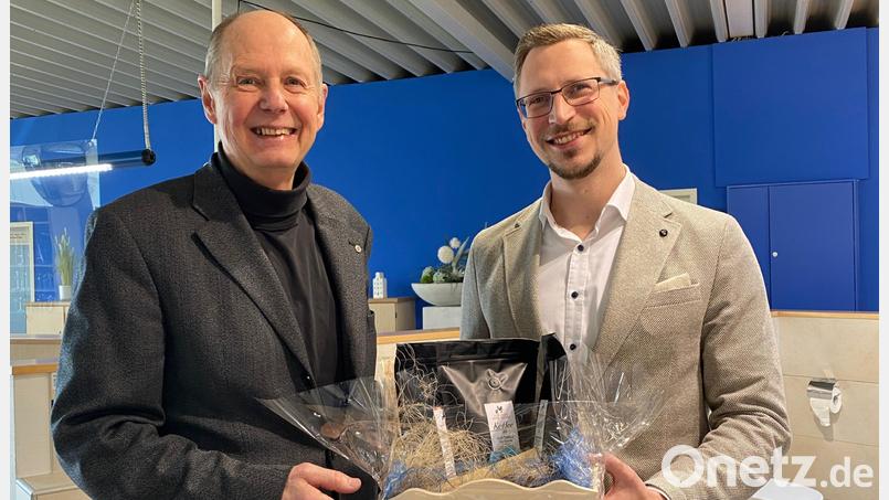 IHK-Vertreter Josef Ebnet (rechts) würdigt Siegfried Rossmanns unternehmerische Leistung mit einem Geschenk. Bild: Rossmann/exb