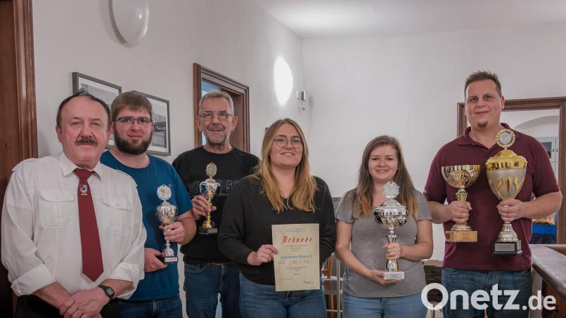 Die SRK Beidl zeichnete die besten Mannschaften sowie Einzelschützen des diesjährigen Leonhardi-Schießens aus. Im Bild: (von links) Johann Reichl, Josef Dietz, Manfred Richtmann (für die beste Gastschützin Leni Richtmann), Laura Kipferl und Kerstin Ziegler („Team Jugendchor Mädels“), Markus Ziegler („Team Wasserhaisl“ und bester Schütze „SRK intern“). Bild: Karl Dietz/exb