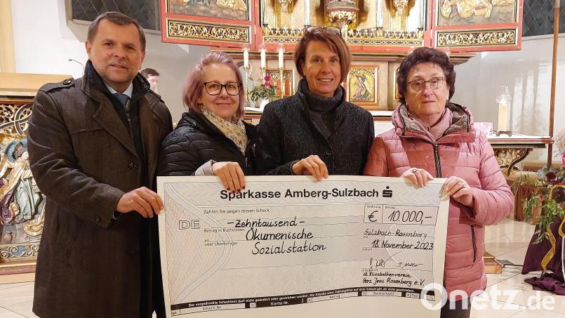 Eine 10.000-Euro-Spende erhielt die Ökumenische Sozialstation vom Rosenberger Elisabethenverein. Von links Günter Koller (Vorsitzender Elisabethenverein), Katharina Morgenstein (Tagespflege der Sozialstation), Birgit Singer-Grimm (Geschäftsführerin der Sozialstation) und Brigitte Heller (stellvertretende Vorsitzende Elisabethenverein). Bild: mfh