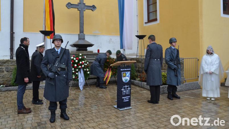 Die Vorsitzenden des VdK Konrad Lingl und vom Kriegerverein Karl Liebl senior legen gemeinsam mit Bürgermeister Armin Bulenda sowie die Soldaten mit Mayor Volker Lisson jeweils einen Kranz am Kriegerdenkmal nieder. Bild: gi