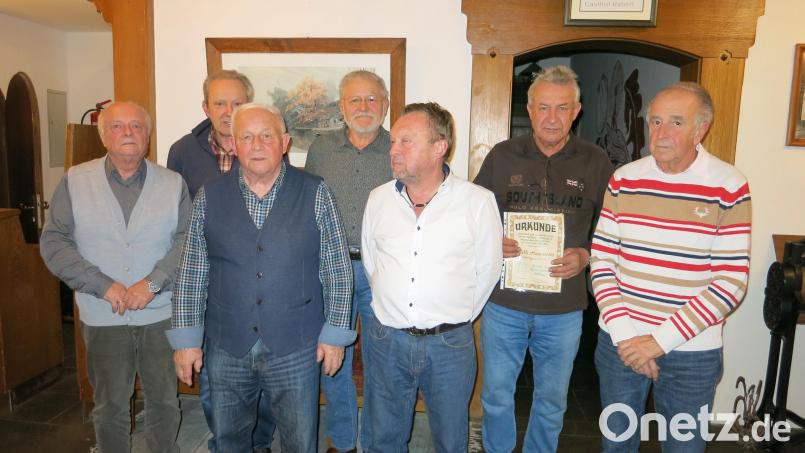 Andreas Wirnshofer (Dritter von links) bleibt Vorsitzender. Unser Bild zeigt ihn mit der Vorstandschaft (Stellvertreter Hans Käs war verhindert) und dem aktivsten Sänger (mit Urkunde). Bild: Wirnshofer/exb