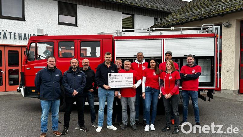 Stefan Fiedler (Sechster von links) von den LF 8-Freunden Oberköblitz übergibt die Spende an den Vorsitzenden der Feuerwehr Oberköblitz Matthias Lang (Vierter von links). Bild: Friedl/exb