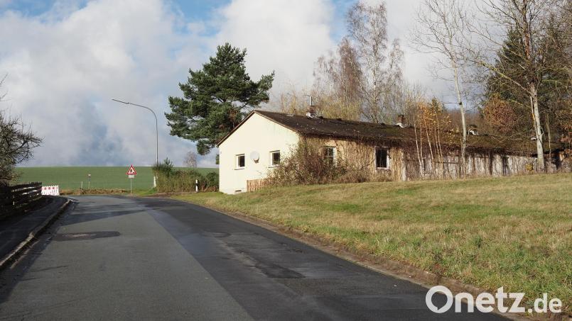 Am Zeidlweidweg 16 bis 22 in Erbendorf sollen neue Flüchtlingsunterkünfte des Landkreises entstehen. Dazu werden die hinteren, nicht bewohnten Gebäude abgerissen, um Platz für provisorische Containerbehausungen zu machen Bild: lum