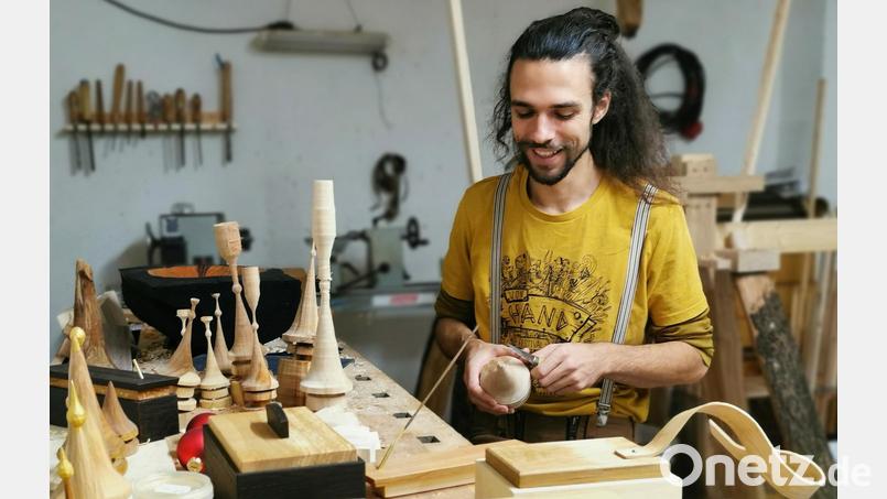 Simon Ruhland fertigt in der Hobbywerkstatt in Lind kreative Unikate aus Holz an. Bild: Portner