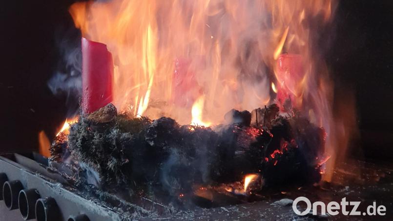 Kurz nicht aufgepasst und der Adventskranz steht in Flammen. Die Feuerwehr appelliert an die Bürger, in der Adventszeit besonders achtsam zu sein. Bild: Kreisbrandinspektion Schwandorf/exb