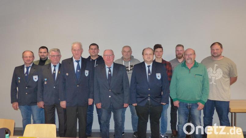 Vorstand und Geehrte der KSK mit (von links) Josef Götz, Sebastian Hartl, Hans Meierhöfer, Josef Argauer, Matthias Post, Georg Schmidt, Erich Böhm, Dominik Lindner, Julian Sehr, Christoph Vogl, Helmut Sehr und Christian Götz. Bild: hme
