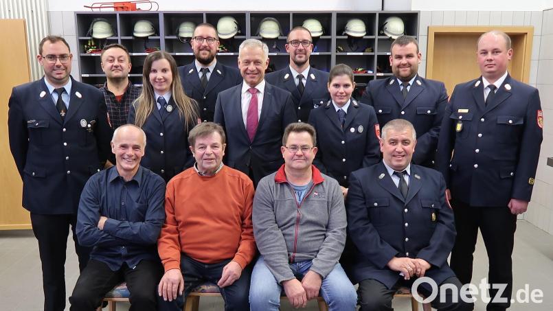 Die geehrten Mitglieder beim Kameradschaftsabend der FFW Ebersbach (sitzend. von links): Christian Dotzler, Heinrich Winter, Richard Sebast und Richard Weiß. (Stehend, von links): Kommandant Wolfgang Rösch, Matthias Härtl, Schriftführerin Anna Reuschl, Bernhard Lindner, Zweiter Bürgermeister Thorsten Grädler, Vereinsvorsitzender Manuel Lindner, Kassiererin Karin Dotzler, Stellvertretender Vorsitzender Andreas Weiß und Kreisbrandmeister Andreas Luber. Bild: rab