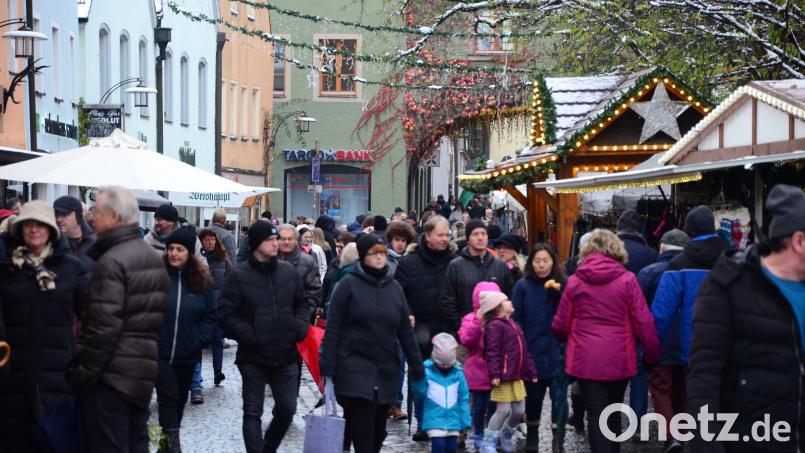 Ob der Kathreinmarkt in Weiden auch in diesem Jahr so gut ankommen wird? 2022 waren in der Fußgängerzone eine Menge Menschen unterwegs. Archivbild: Kunz