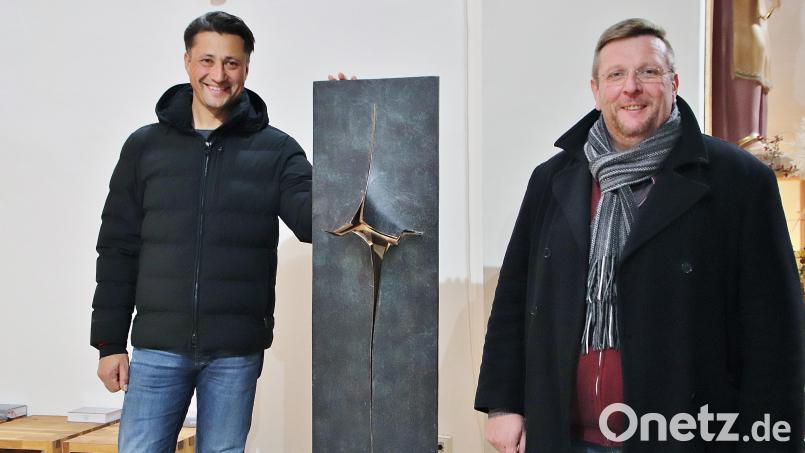 Der Fensterbacher Künstler Dominik Schleicher (links) stellt derzeit auf Einladung von Pfarrer Markus Meier (rechts) in der Klardorfer Kirche aus. Bild: Dobler