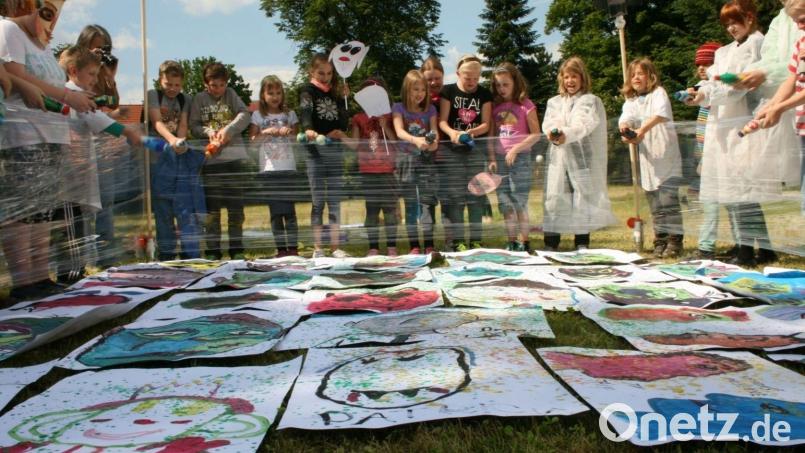 Die Kulturwerkstatt Kalmreuth ist längst nicht mehr nur im Landkreis Neustadt/WN aktiv. Hier zeigen Teilnehmer aus dem Flosser Ortsteil beim Tschechischen Jugendkundtsschultag ihr Können. Bild: Irene Fritz