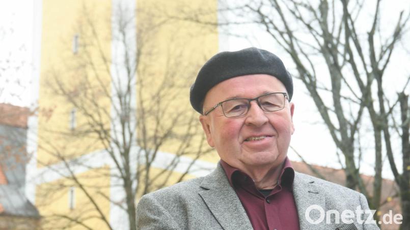 Pfarrer Wilhelm Bauer steht vor der Katholischen Kirche St. Michael in Tännesberg. In knapp einem Jahr wird der Geistliche dort zum letzten Mal am Altar stehen. Er geht in den Ruhestand. Bild: Gabi Schönberger