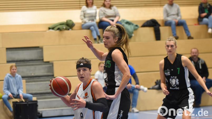 Die Neustädterinnen (am Ball Steffi Heil) überzeugen auch in Leipzig. Archivbild: Tobias Schwarzmeier