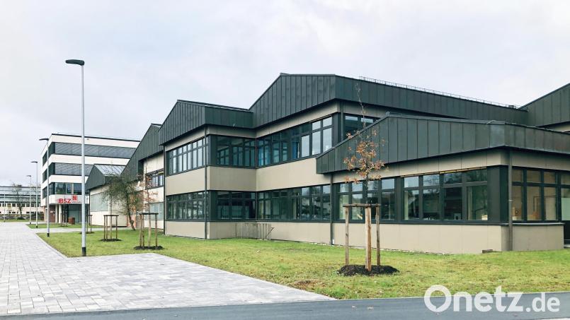 Die Werkstattgebäude im Vordergrund stammen aus unterschiedlichen Bauzeiten und sind teilweise schon über 50 Jahre alt. Ein Ersatzbau wäre eigentlich nur auf dem Grund Richtung Grünstreifen und Parkplatz möglich. Im Hintergrund links ist der 2019 vollendete Neubau des Berufsschulzentrums zu sehen. Bild: wro