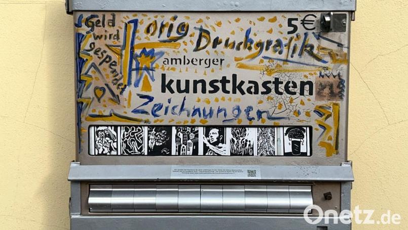 Der Amberger Kunstkasten in seinem November-2023-Stil. Seit Dezember 2021 hat der umgebaute Zigarettenautomat mehr als 8000 Euro für soziale Zwecke erlöst. Bild: Achim Hüttner/exb